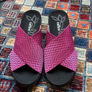 Raffini Fuchsia Zigzag Slide Sandals